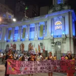Mulheres seguram faixa na cinelândia com os dizeres" na luta contra todas as formas de violencia contra as mulheres - 8 de março Dia Internacional das mulheres