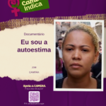 Card com fundo roxo texturizado com detalhes em tecido de juta. No canto superior esquerdo, há um ícone do símbolo da Vênus com a rosa da Camtra, ao lado de um banner verde com a inscrição “Camtra Indica”. Logo abaixo, no canto direito, está uma foto retirada do documentário “Eu sou a autoestima”. Na foto, há uma mulher de pele clara e cabelo loiro preso para trás. Ela tem expressão séria e está em uma rua movimentada, com outras pessoas ao fundo. seguida do título do documentário. Em seguida, lê-se: “Eu sou a autoestima”, 2008, Camtra, em letras roxas. No canto direito inferior, há um QR Code com o convite “Apoie a Camtra – Faça sua doação!”. Abaixo, sobre uma faixa clara, está o logotipo da Camtra com a frase: “28 anos na luta pelos direitos das meninas e das mulheres!” seguida dos ícones das redes sociais e a página na internet da organização.